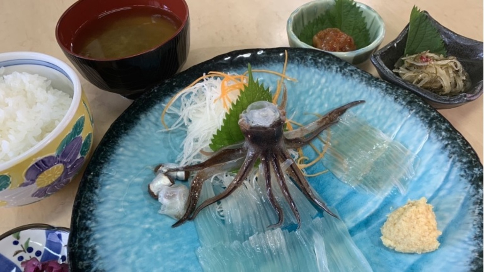 函館朝市活イカ刺し定食