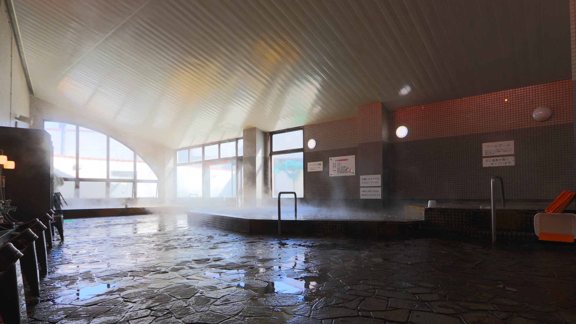 滾々と湧き出るアルカリ性の天然温泉は、珍しい茶褐色の湯です。