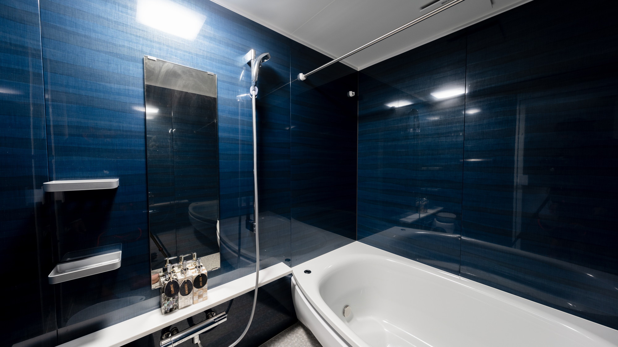 【共通】1.25坪の広いバスルームには手足を伸ばせるワイド浴槽を採用。