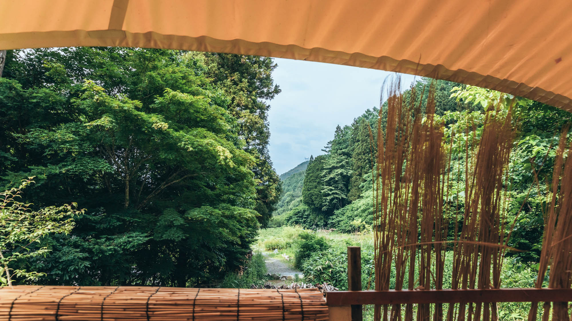 ・【ローズビュー】露天風呂からの眺め。森林浴をお楽しみください。