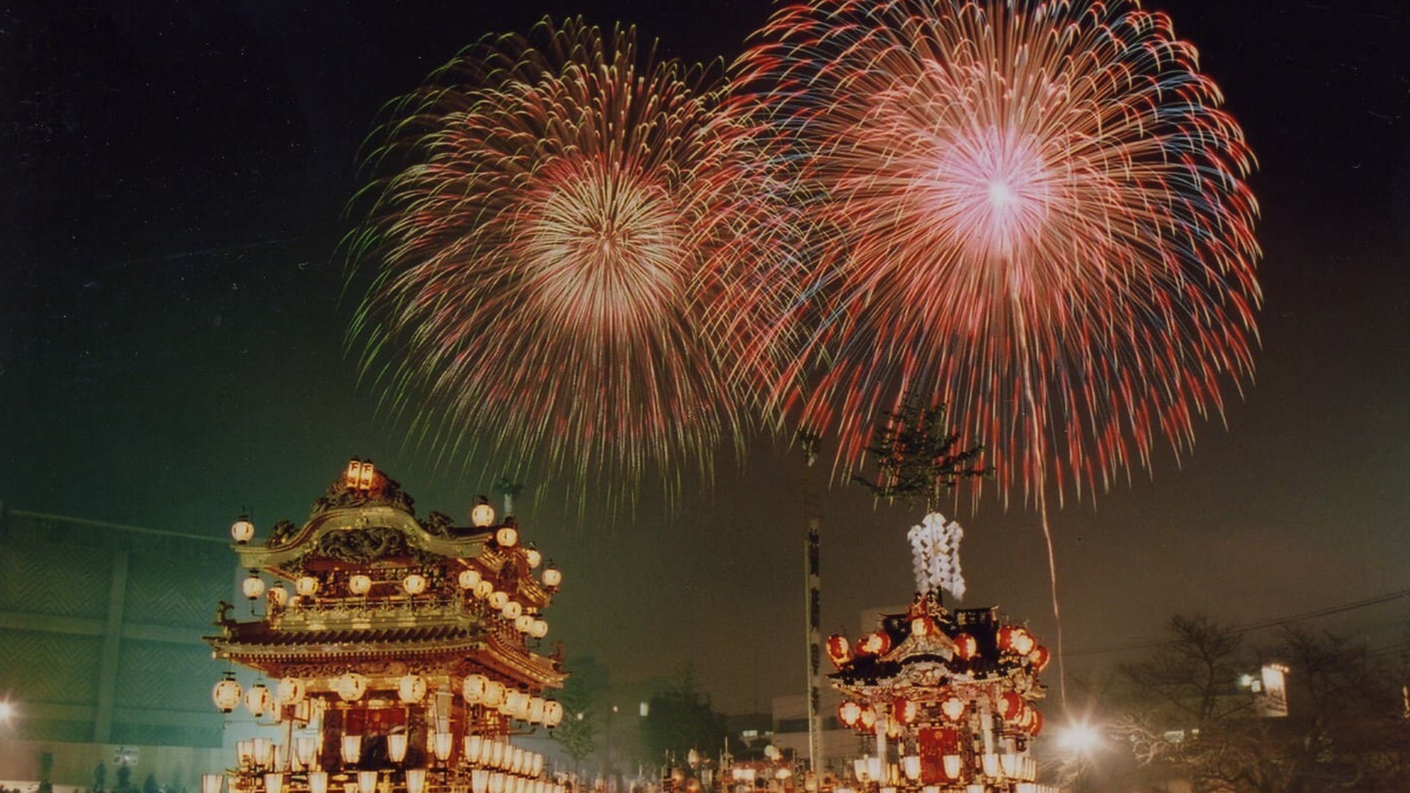 ・【秩父夜祭】夜は山車に提灯の明かりが灯ります大輪の花火が旅の1ページを飾ります