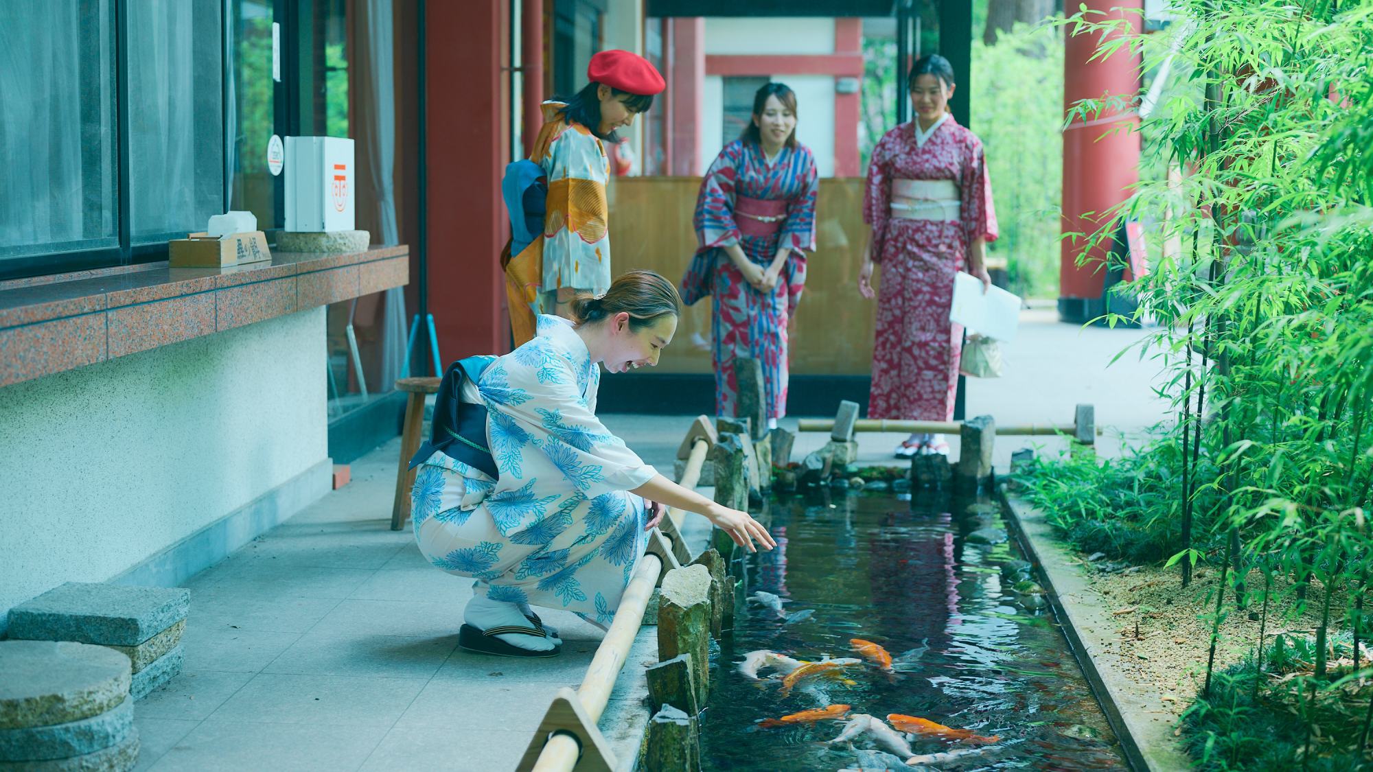 ・【秩父神社】神社境内の池には鯉がいて、餌を購入することもできます