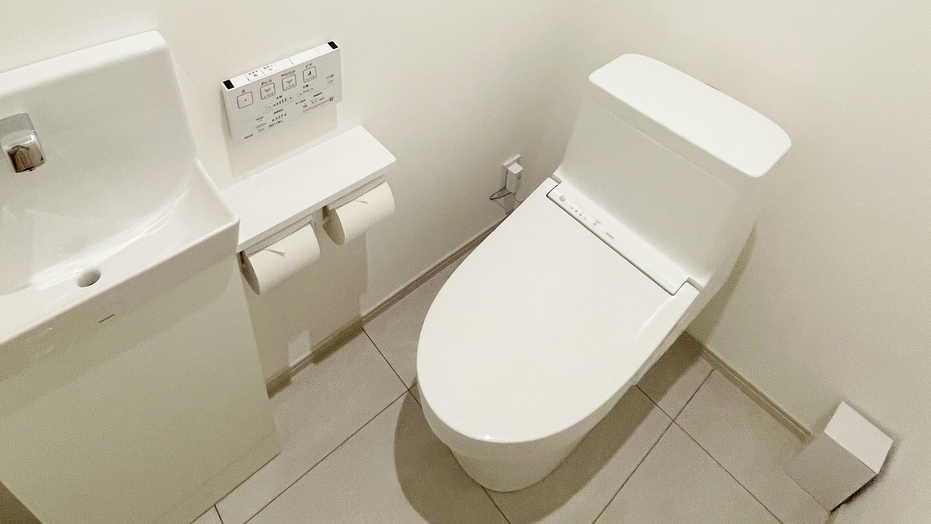 ウォシュレット付きトイレもすべてのお部屋に備えております。