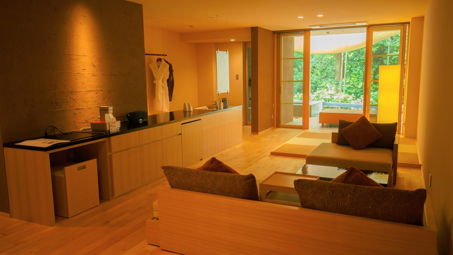 【雫】御影石の露天風呂付客室（78−81平米)お部屋の一例