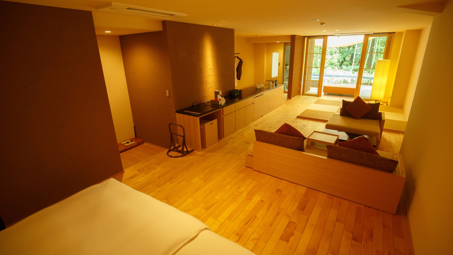 【雫】御影石の露天風呂付客室（78−81平米)お部屋の一例