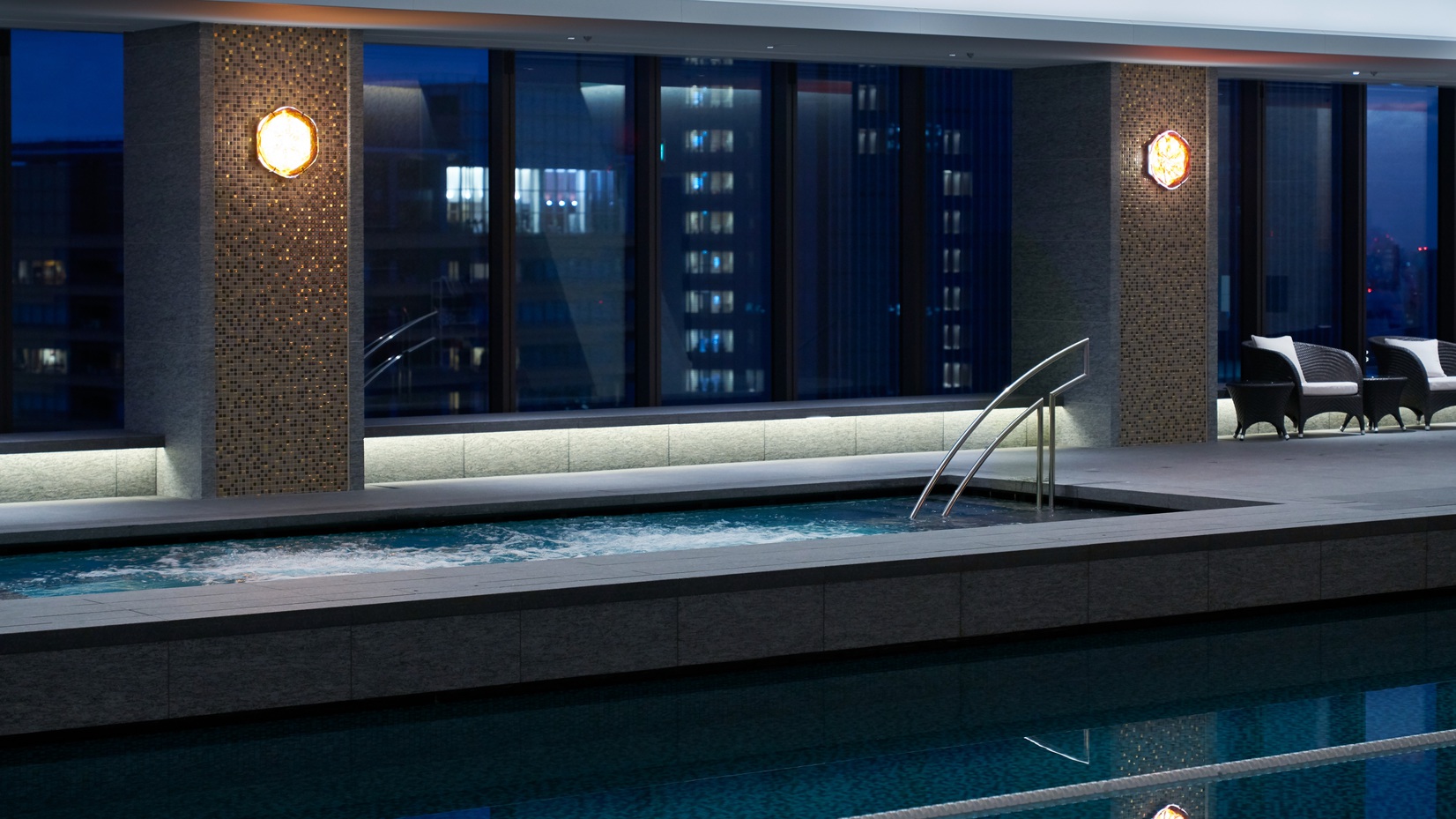 【Okura Fitness & Spa】屋内プール