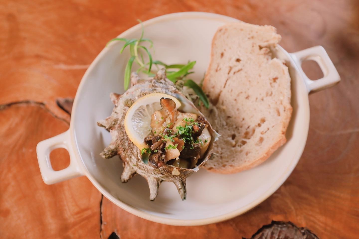 夕食メニュー室津産サザエの丸ごとアヒージョ