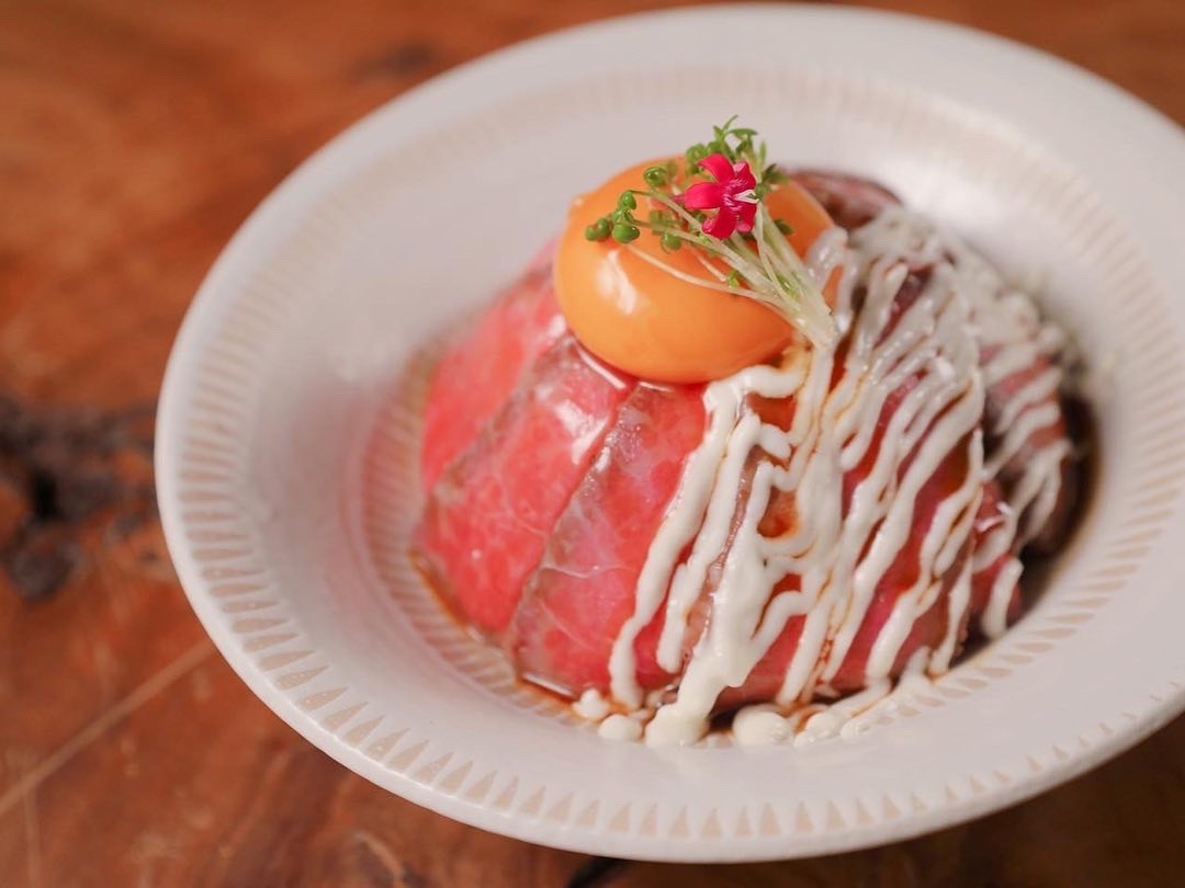 夕食メニュー漢方和牛のローストビーフ丼