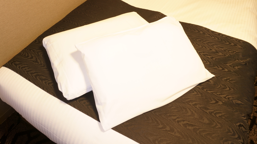大きさや硬さや素材感の異なる2種類のアパホテルオリジナル枕を全室にお入れしております。