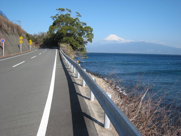 富士山が眺められる絶景の海岸道路