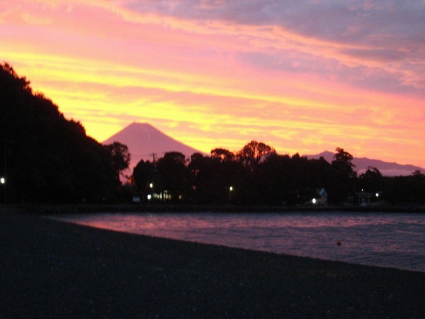 夏、夜空にくっきり浮かぶ富士山絶景