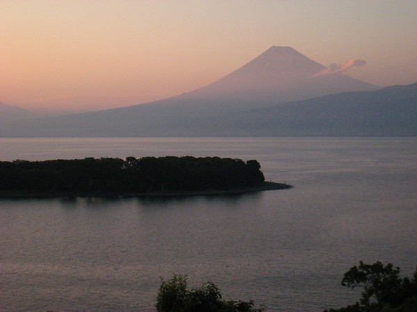 秋、夕暮れ時の大瀬岬と富士山