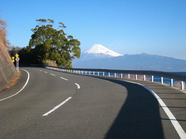 富士山へ向かって走っているようなイメージの絶景ライン 