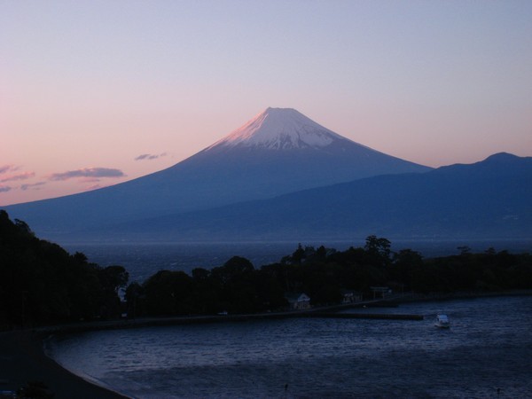 夕暮れ時の大瀬岬と富士山