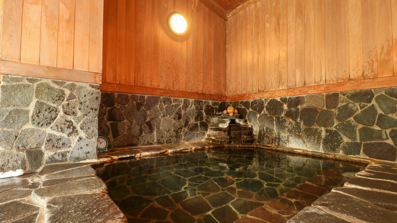 温泉壁と天井が檜でできている為、香りがよく、少しトロっとしたお湯が特徴です。