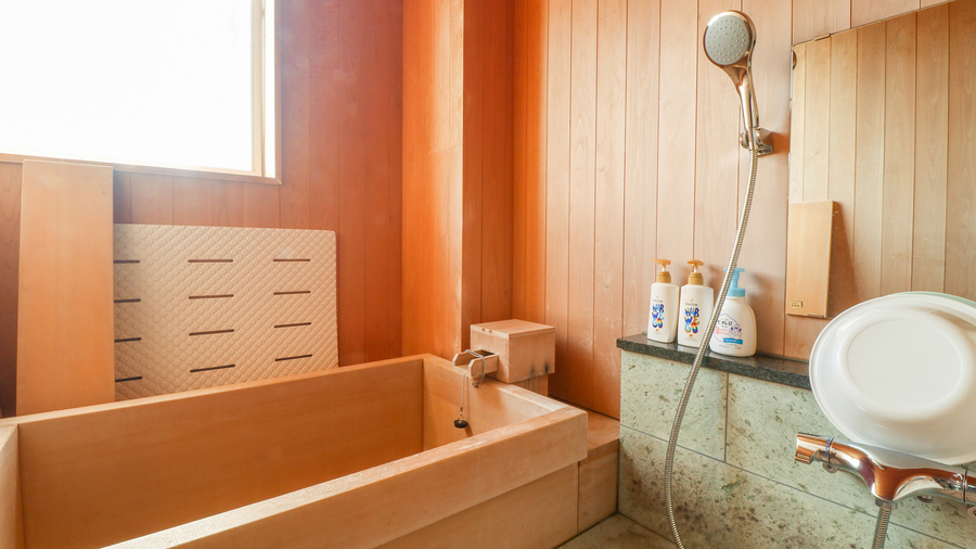 スイート客室専用の檜風呂。優雅な香りを楽しみながらゆっくりご入浴いただけます。