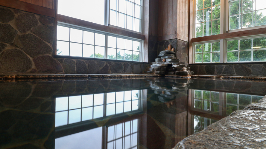 温泉浴槽と床は鉄平石で作られており、梵字が書かれた姫川薬石がございます。