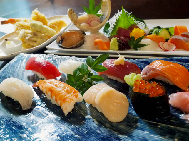 隣の寿司店では鮮度抜群の地魚を用いた寿司やお造り、職人が揚げる天ぷら等もご堪能いただけます