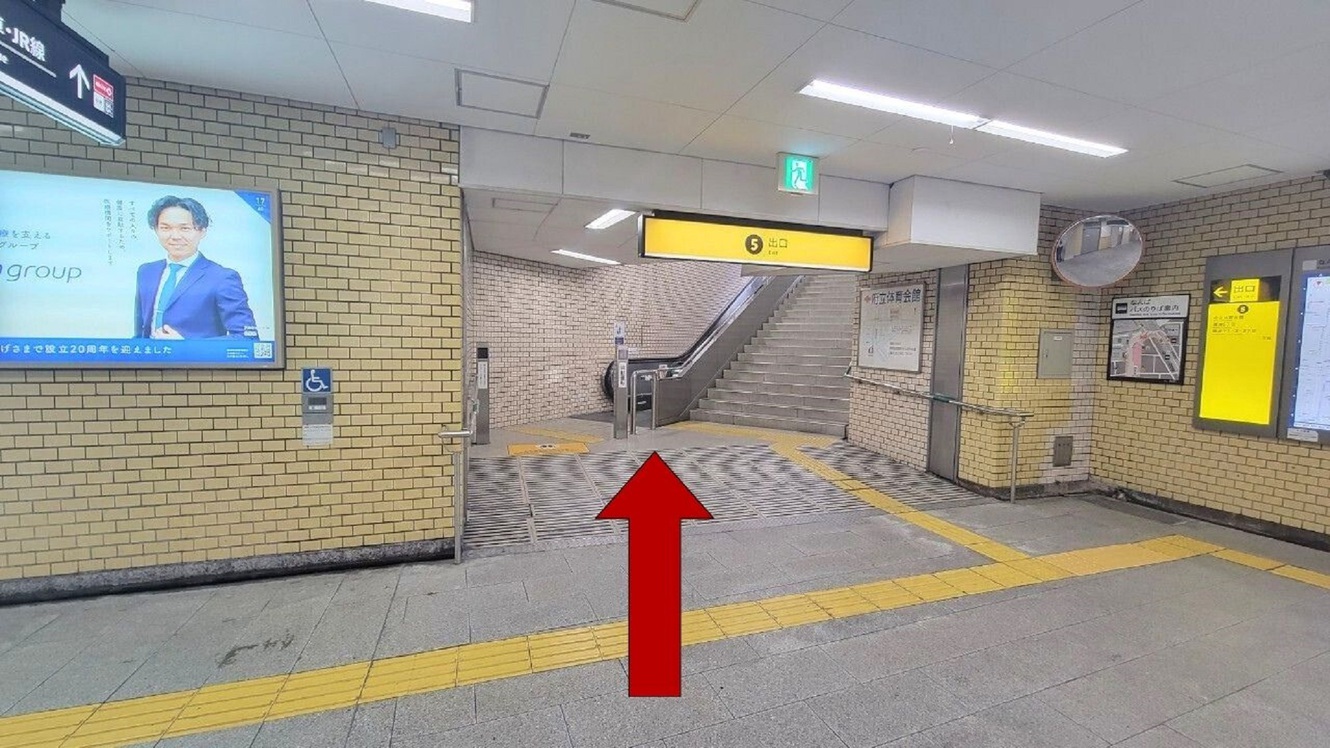 Osaka Metro 御堂筋線 ５番出口から地上に進みます。
