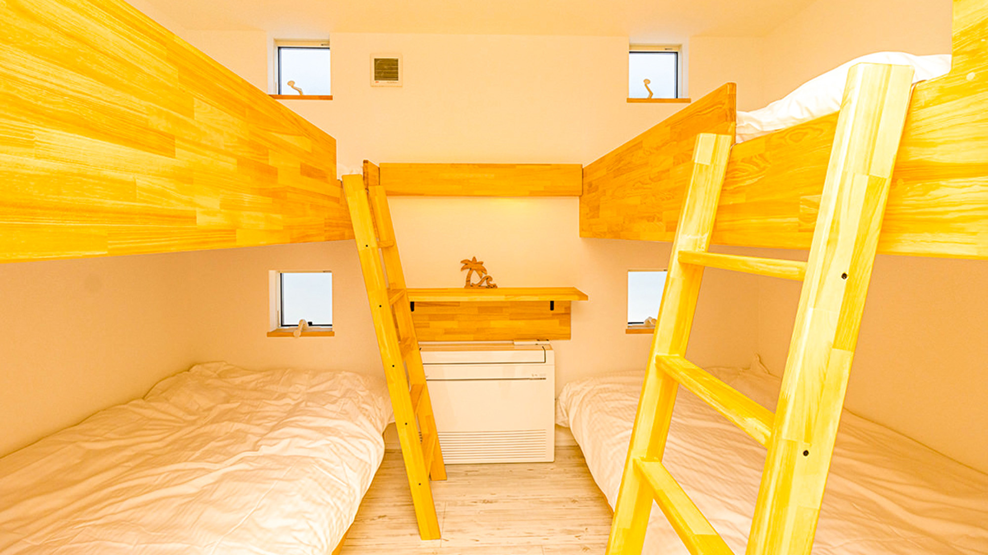 ・2段ベッドの2台を備えたベッドルームはお子様に人気