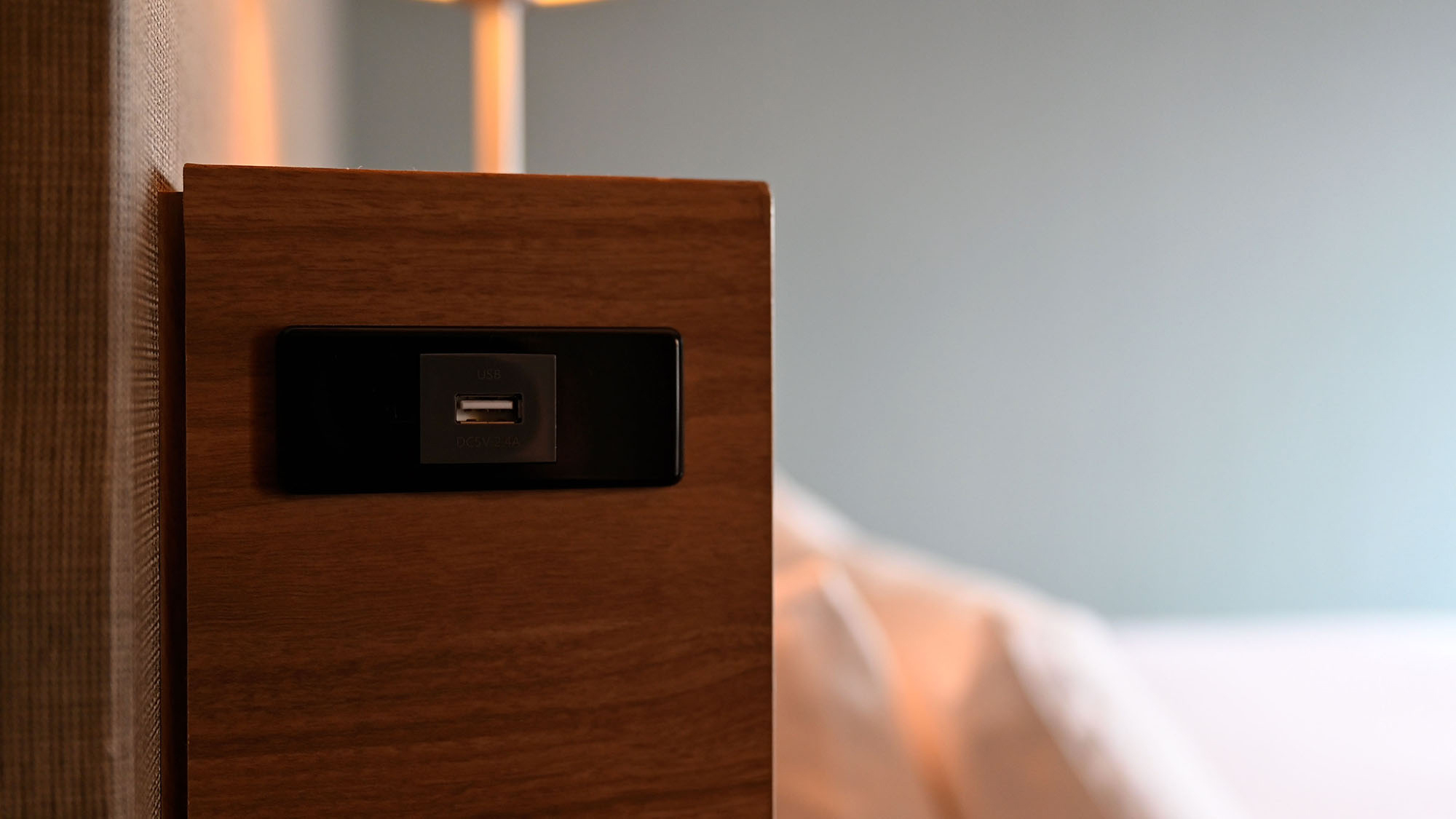 【客室】ベッド横USBポート