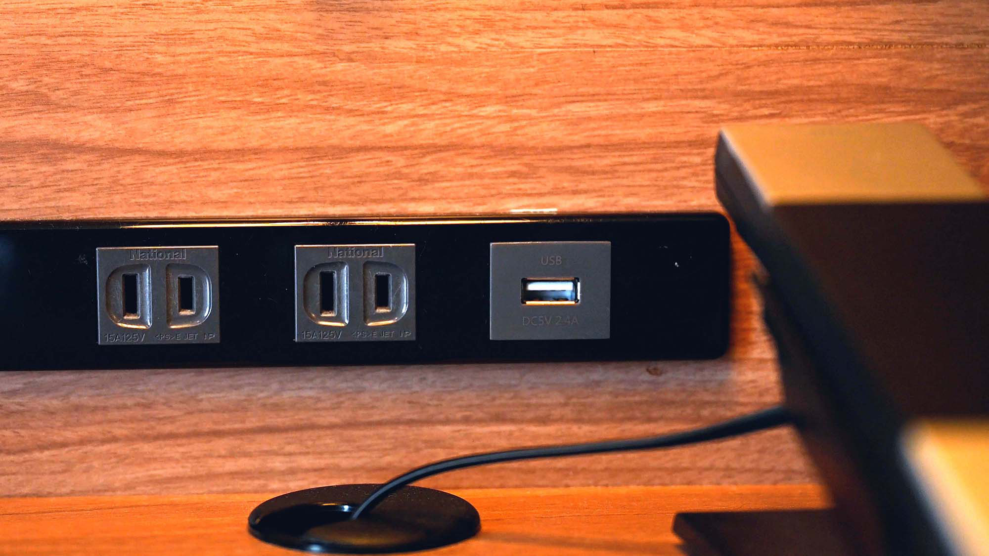 【客室内テーブル】 USBポート、コンセント