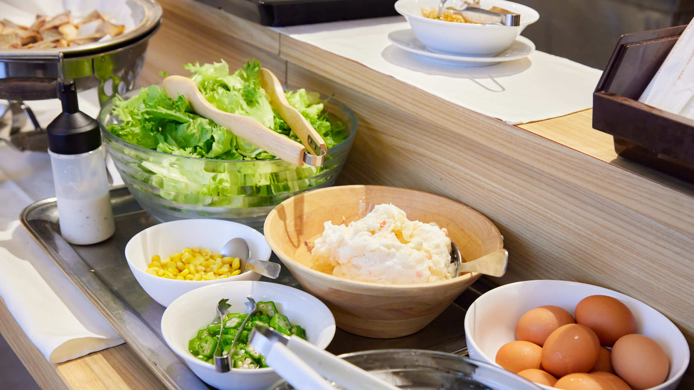 【朝食イメージ】お好きなトッピングとお好きなドレッシングでお楽しみください。