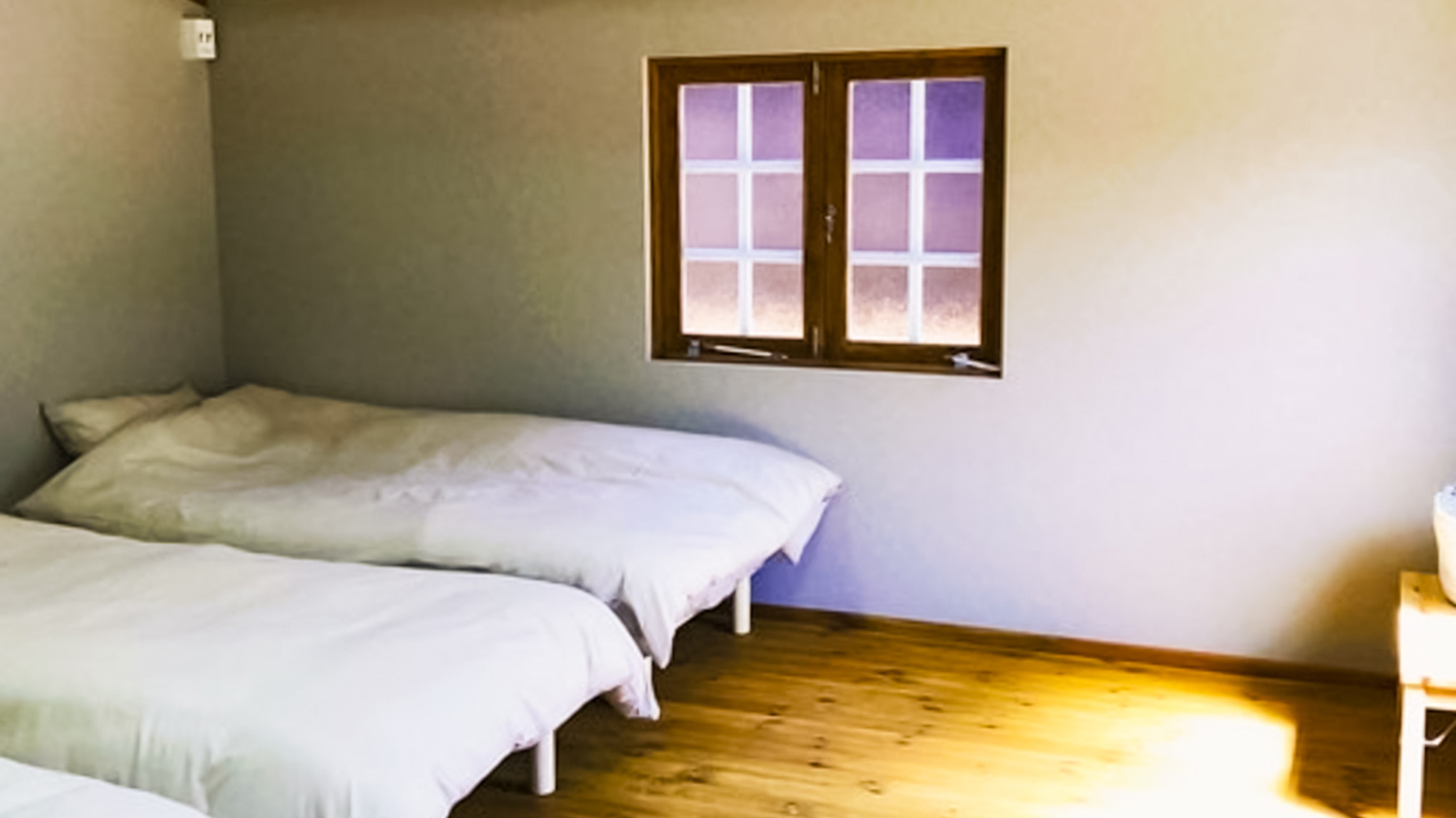 ・【客室一例】ファミリールームにはベッドを４台設置