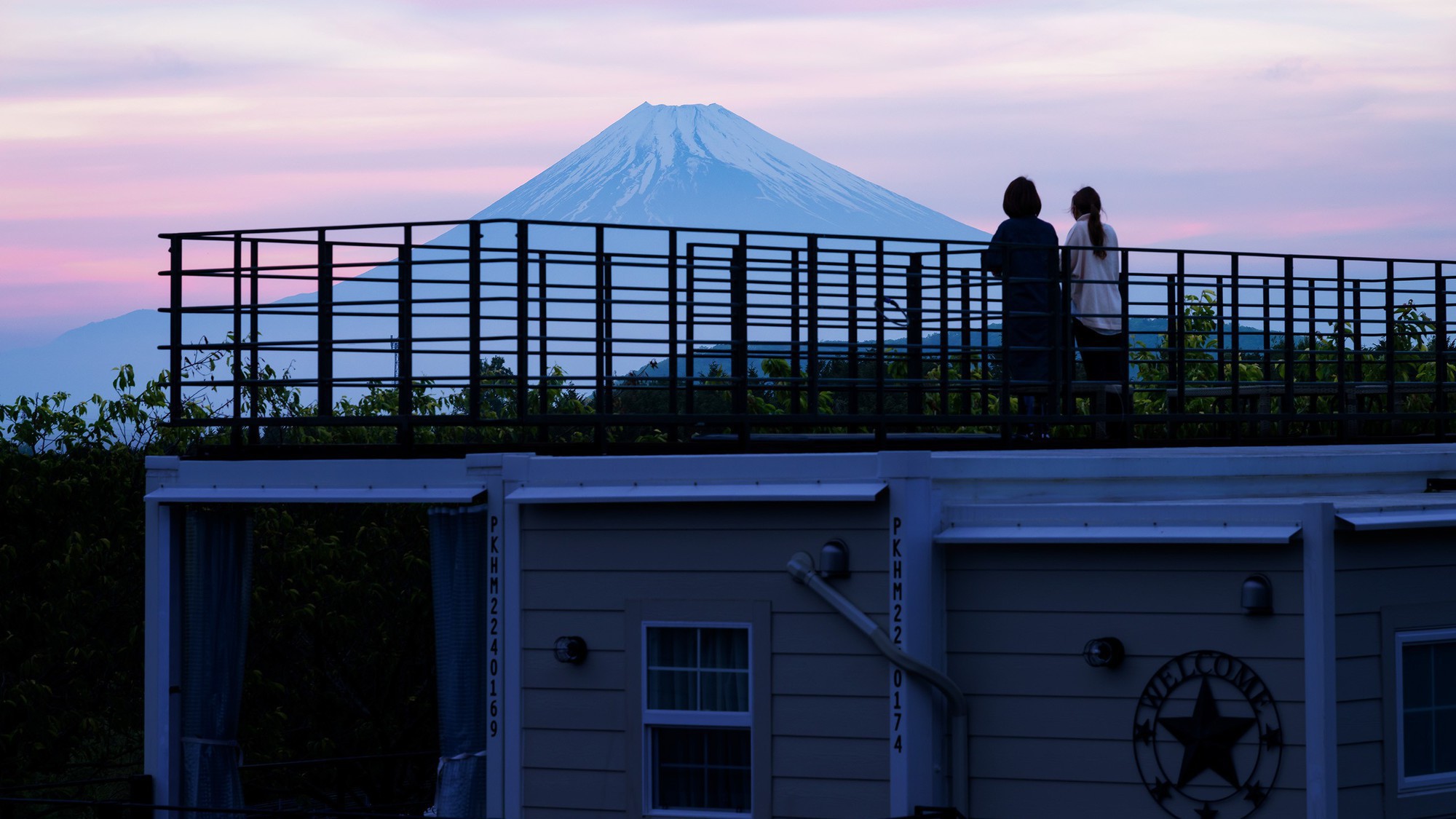 夕暮れのルーフトップテラスと富士山