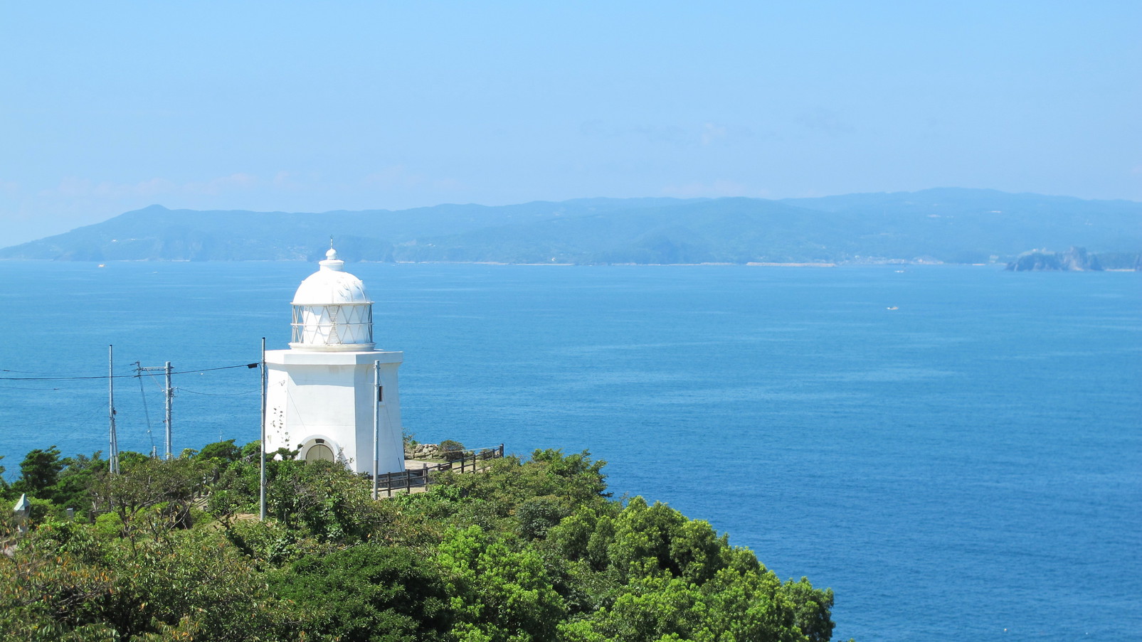 伊王島灯台（©; （一社）長崎県観光連盟）