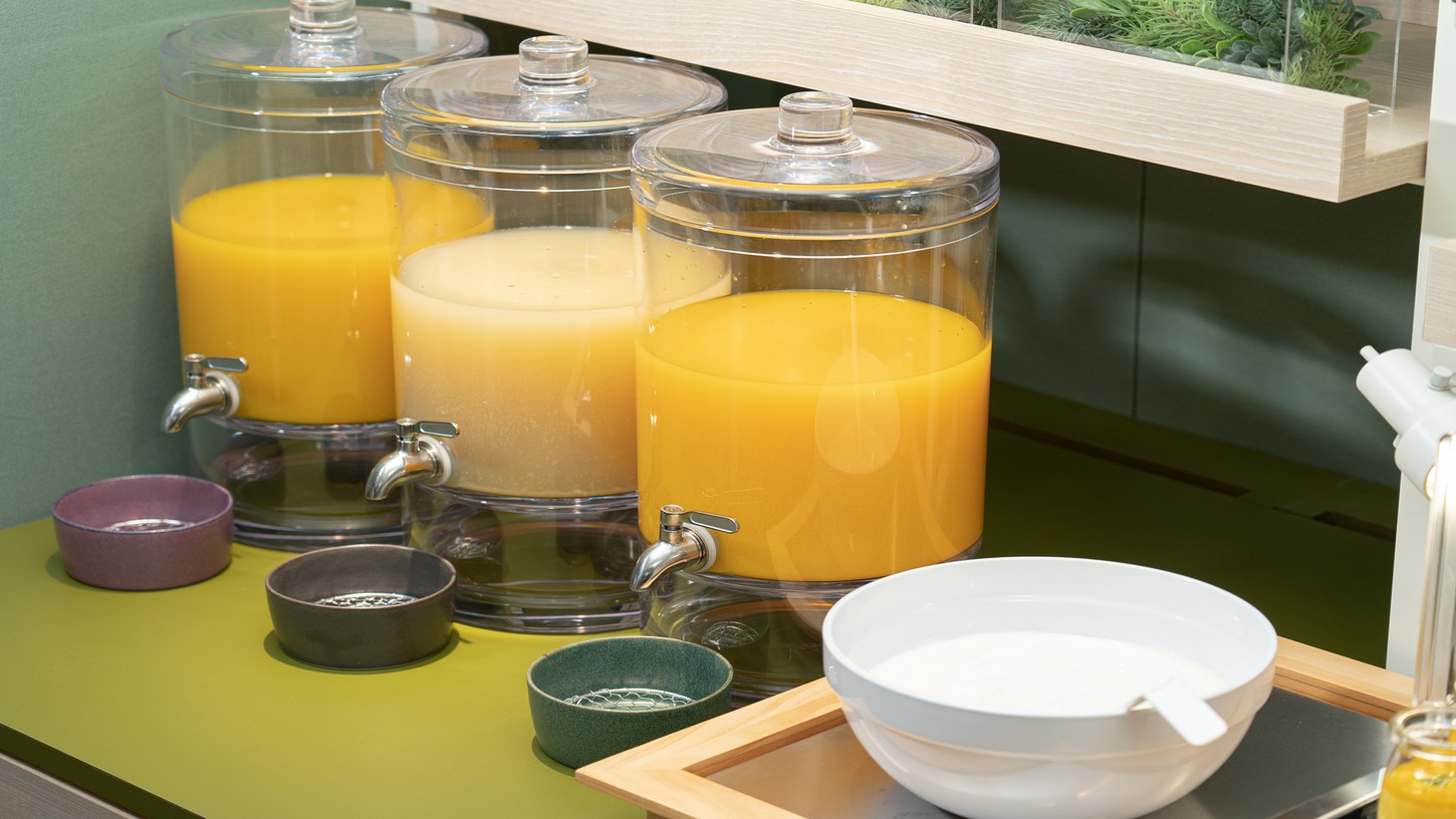 ヨーグルトには２種のベリーソースをご用意しております