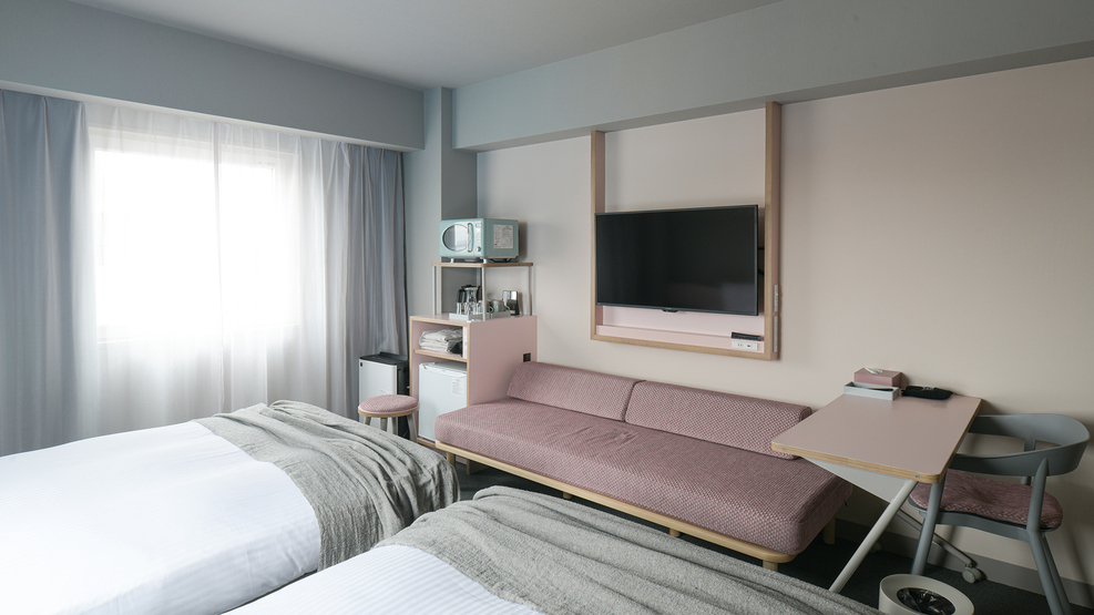 ツインルームソファ設置でゆったりとおくつろぎいただけます。