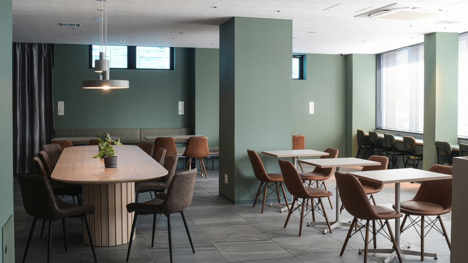 朝食ラウンジコンセントを豊富にご用意、お仕事や勉強にも