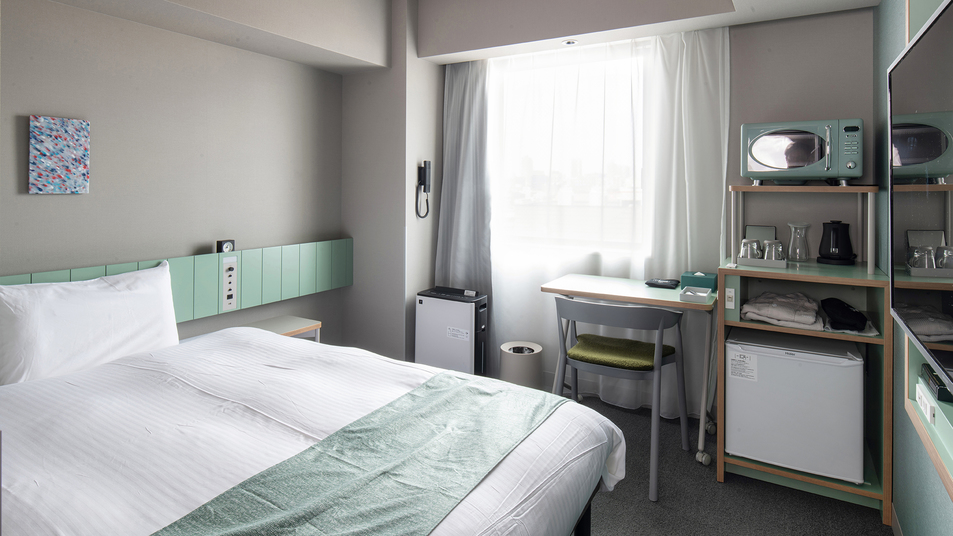 ダブルルーム15㎡でベッド下にはキャリーケースも収納可能