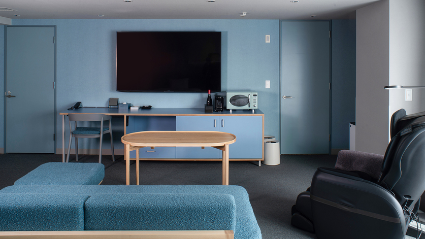 BABAスイートマッサージチェア、広々デスク、70型TVを設置