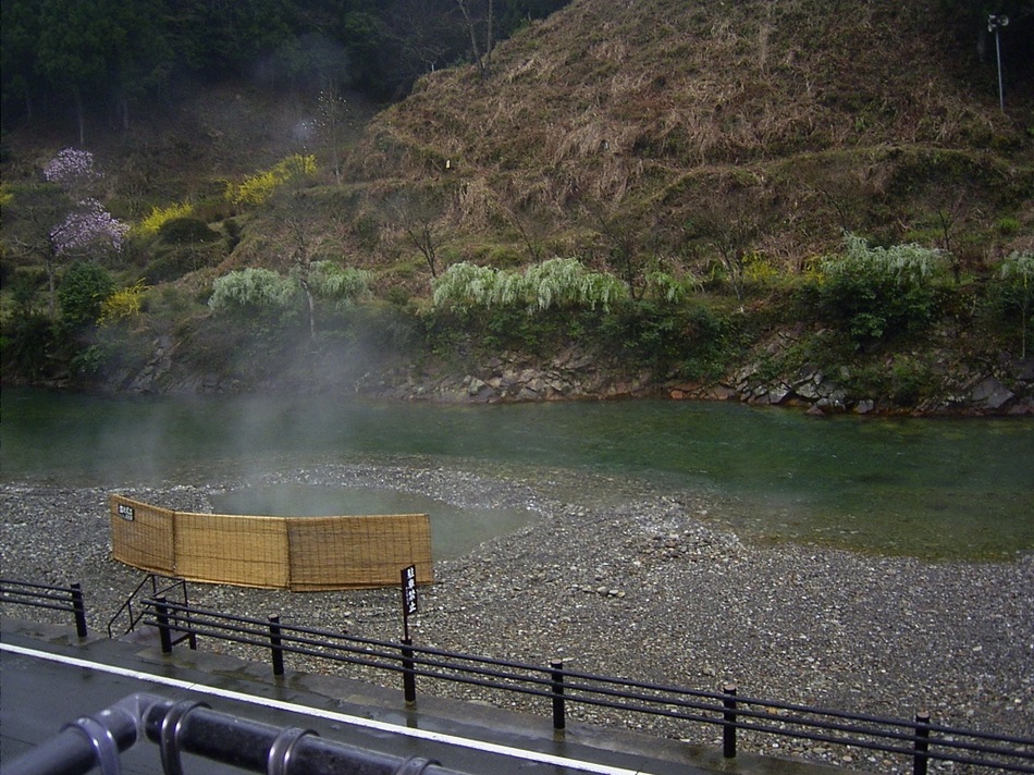 ペンション前の大塔川