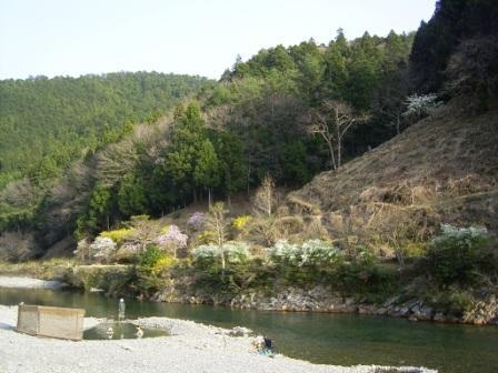 ペンション前の温泉の湧きだす大塔川