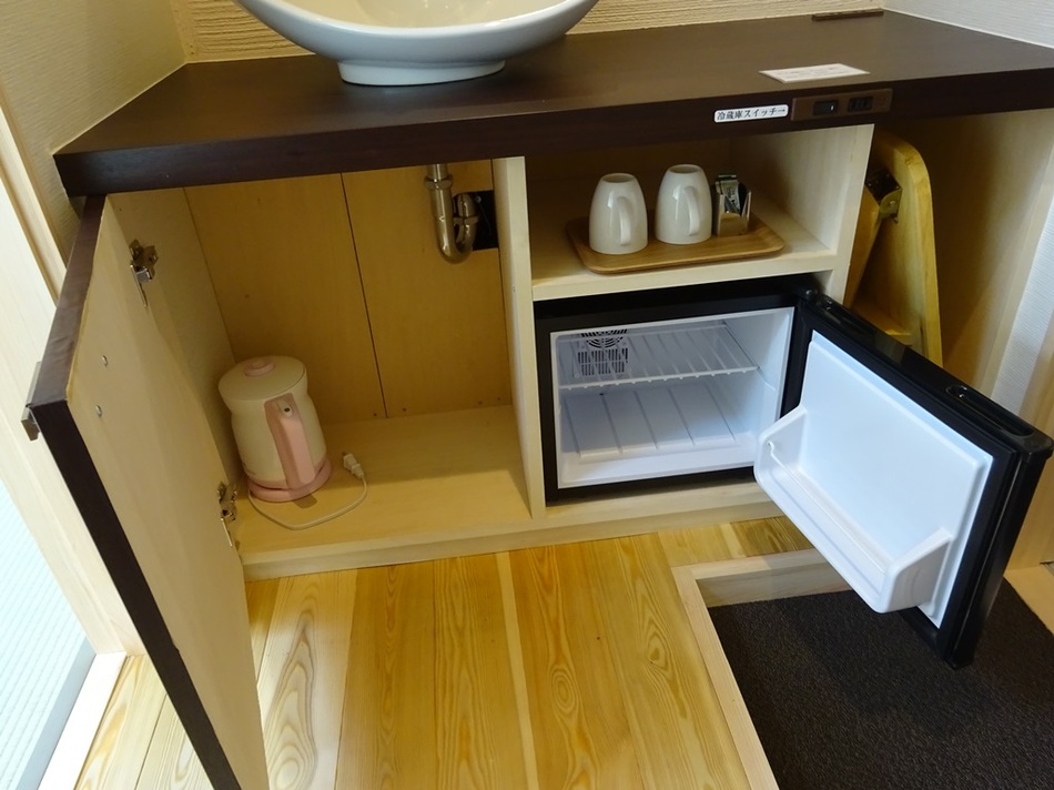 客室の洗面台下扉開き状態