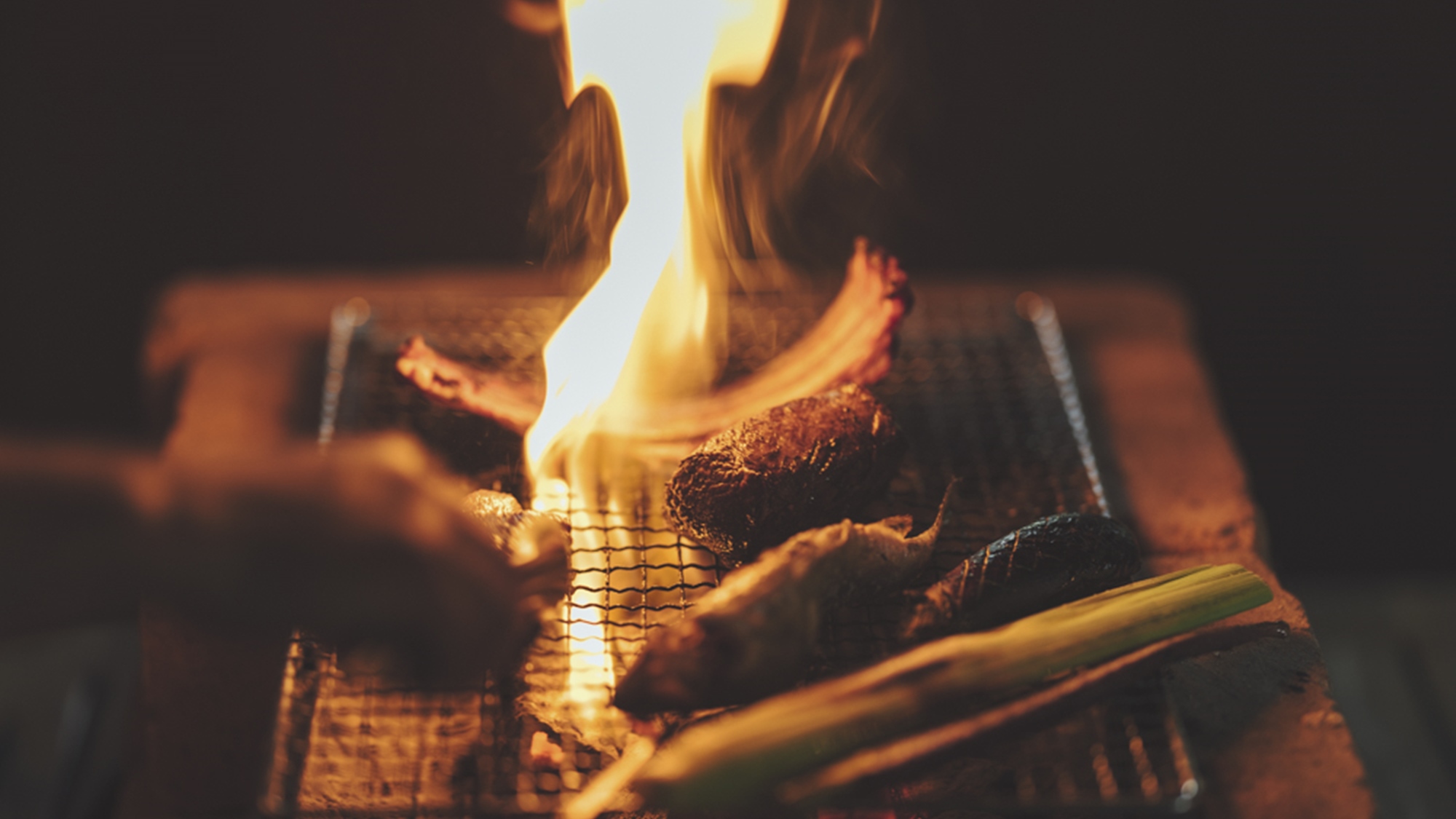 *薪火料理／薪を燃やす炎と煙が旬の食材をよりおいしく仕上げてくれます。