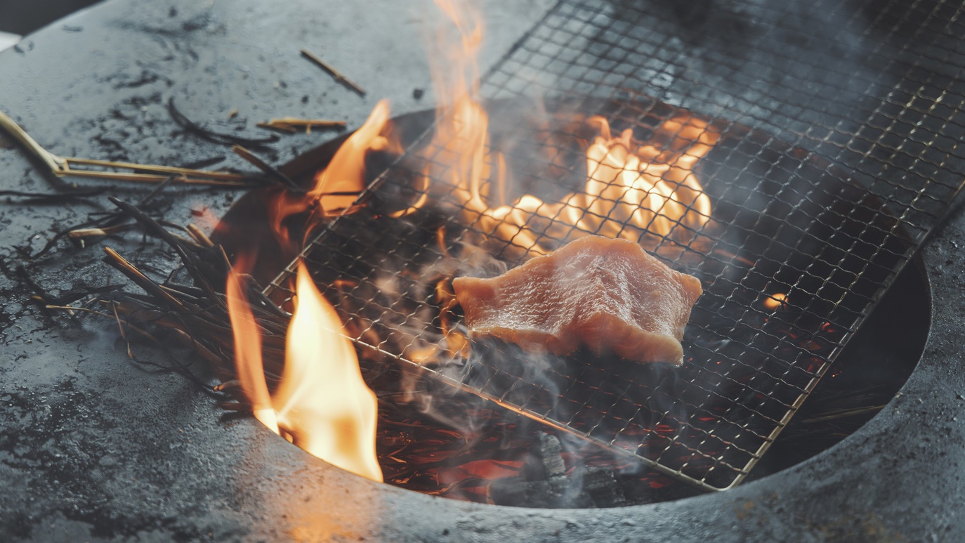 *薪火料理／清里湧水鱒の藁焼き