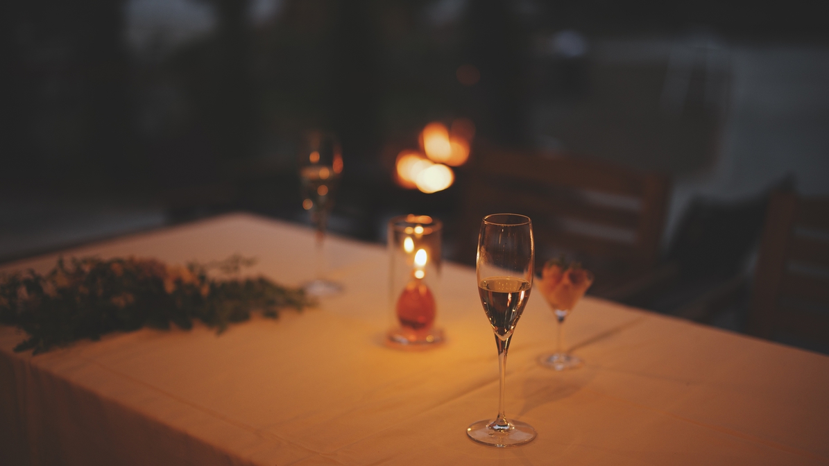 *専用ガゼボでのお食事／夜風と焚火の灯りの中、心地よい夕食をお楽しみください。