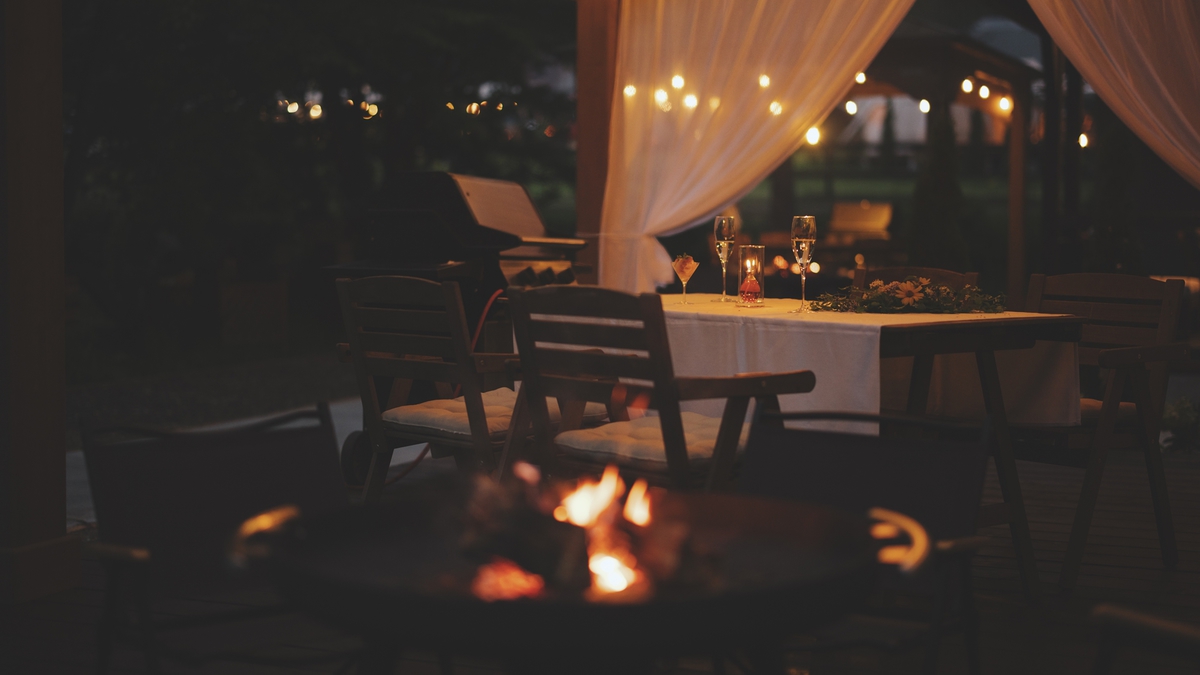 *専用ガゼボでのお食事／夜風と焚火の灯りの中、心地よい夕食をお楽しみください。