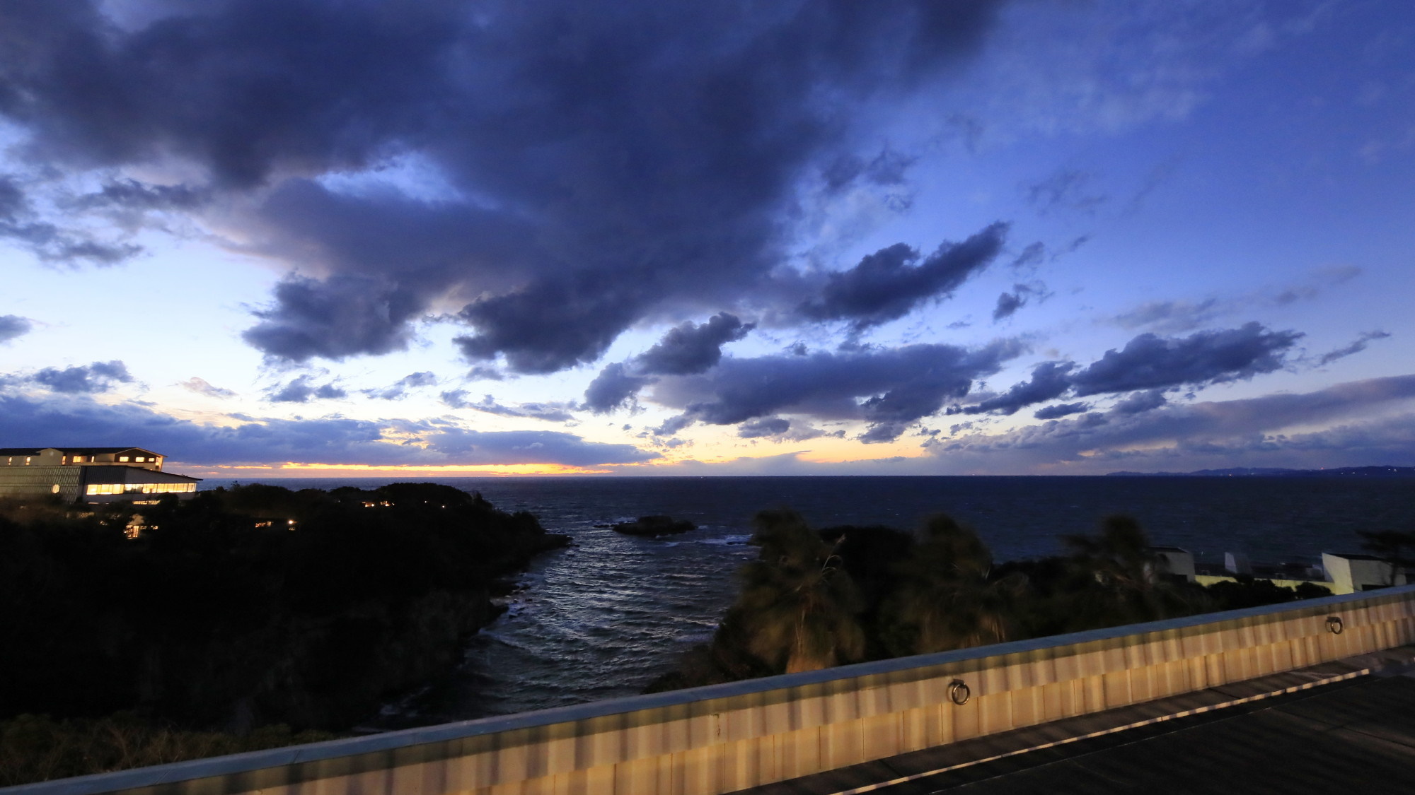 【オーシャンビューテラス】夜は幻想的な景色をお楽しみ頂けます。