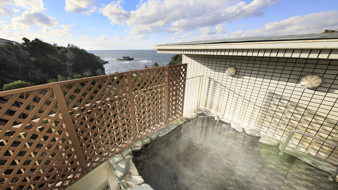 【大浴場】男湯：露天風呂から白浜の景色をお楽しみ頂けます。