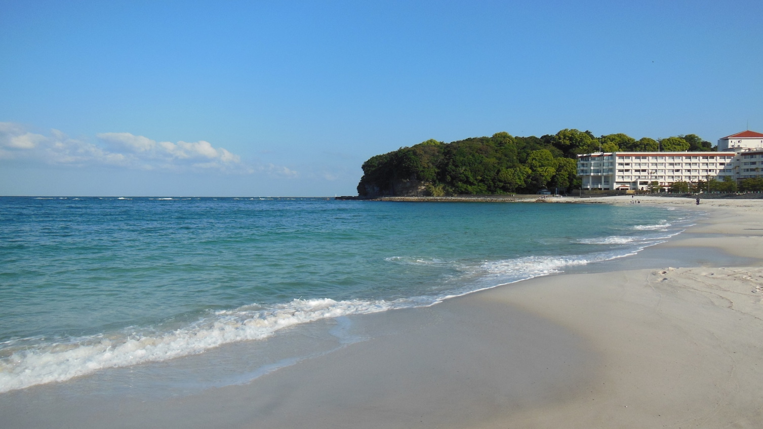 【白良浜】ハワイのワイキキビーチの姉妹浜。海水浴シーズンには多くの人が訪れる（当館より車で約5分）