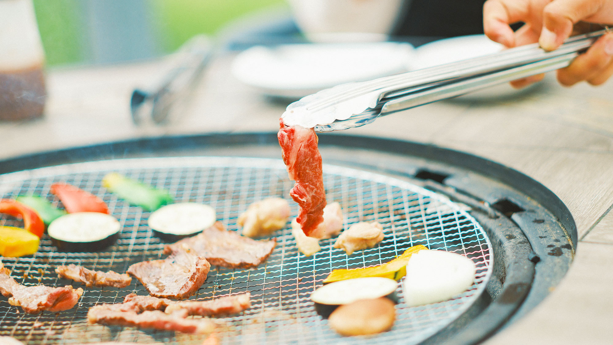 【夕食／BBQ】海を眺めながら、わいわいお食事を楽しめる最高のシチュエーション