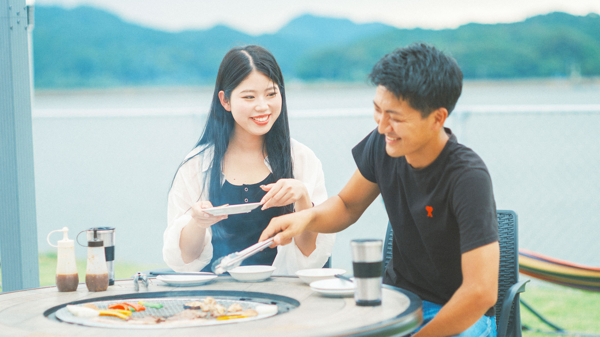 【夕食／BBQ】海を見渡す開放的なアウトドアダイニングで、非日常のひとときをお過ごしください。