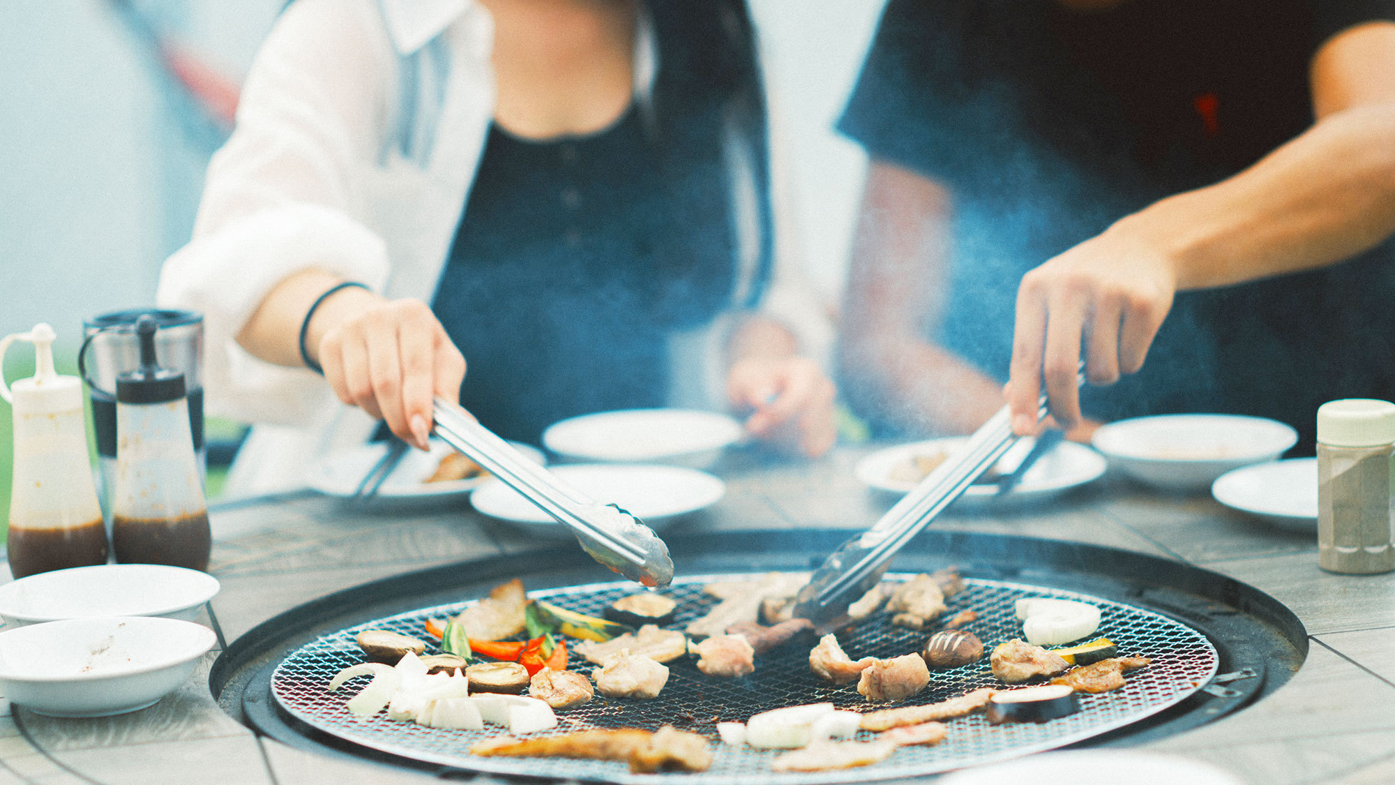 【夕食／BBQ】潮風を感じながら楽しむBBQは最高の思い出に！屋外なので匂いも気になりません。