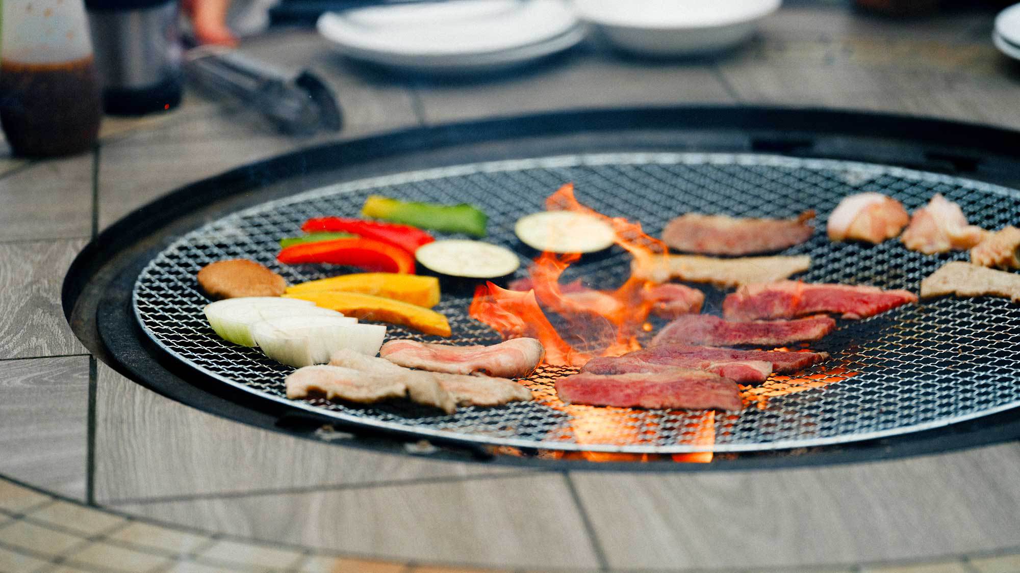 【夕食／BBQ】香ばしい薫りが楽しめる炭火焼き。お肉の焼けるジュ〜ッという音も食欲をそそります♪