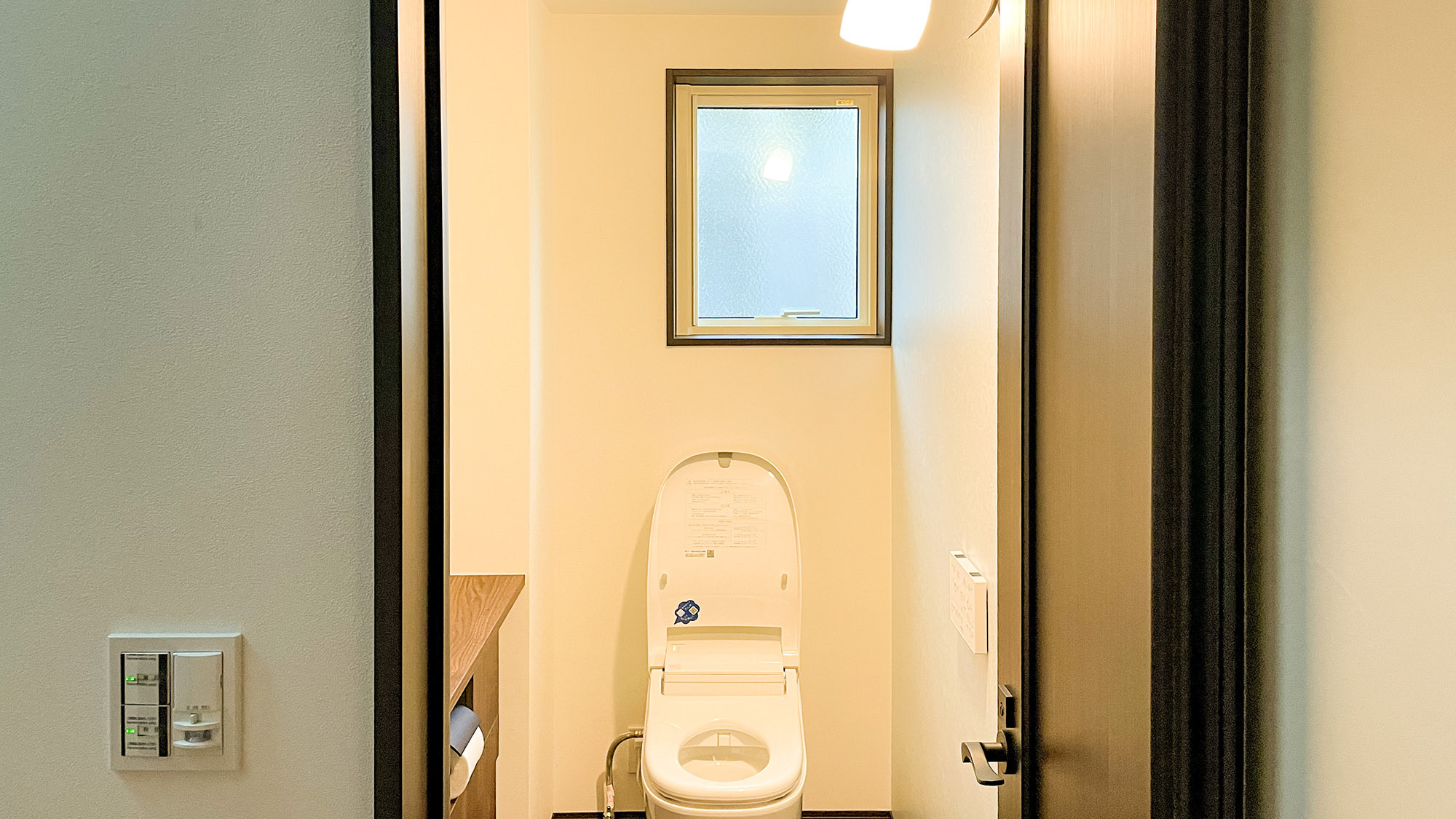 ・【サウスヴィラ】便器の自動洗浄機能がついたシャワートイレを完備